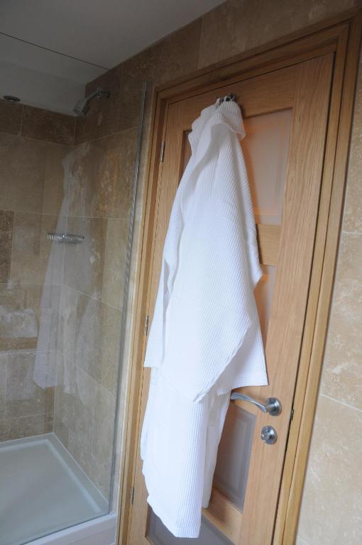 Ennios Boutique Hotel Southampton Exteriör bild A bathrobe hanging on a shower door