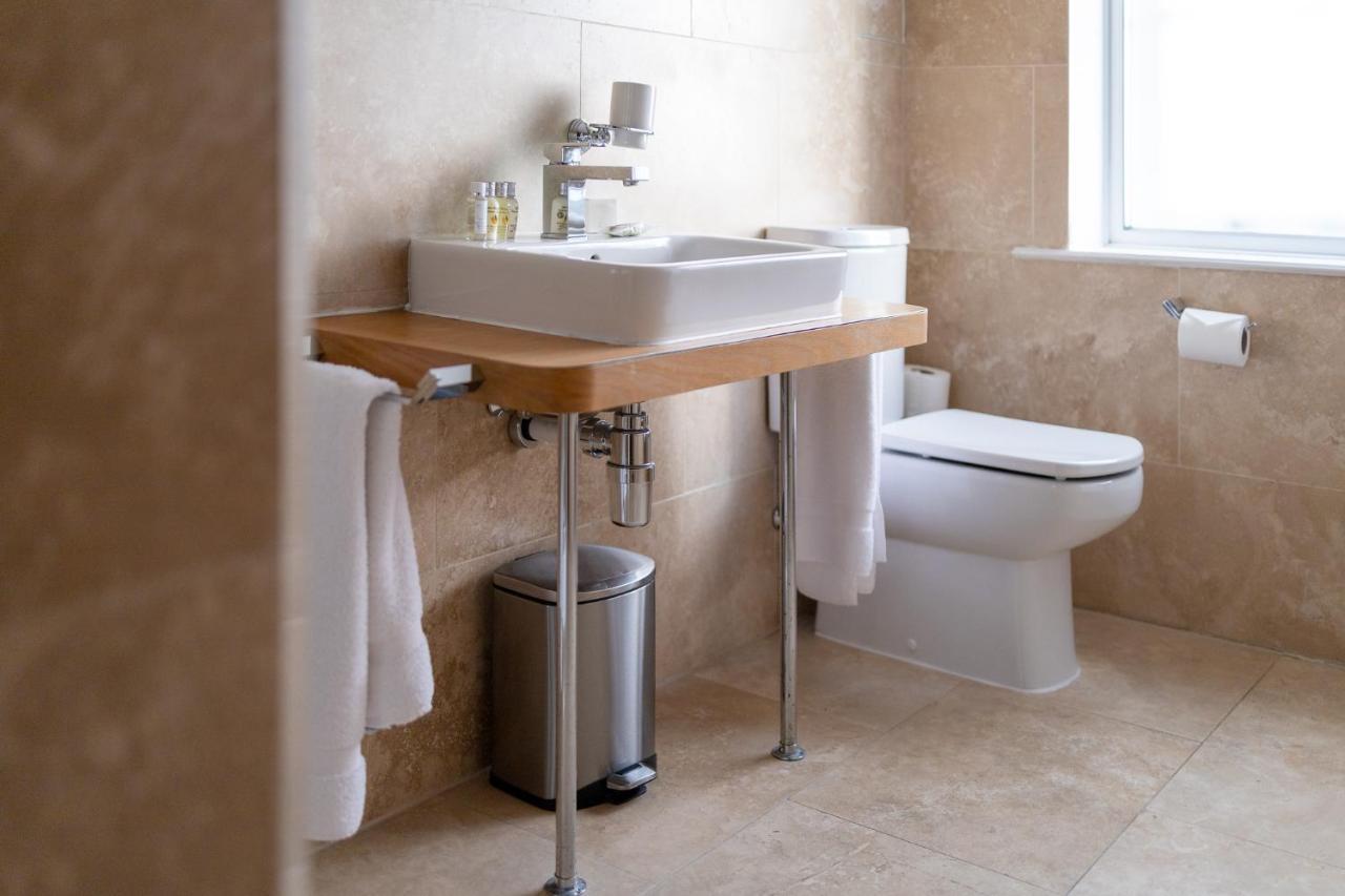 Ennios Boutique Hotel Southampton Exteriör bild A bathroom with a toilet and a sink