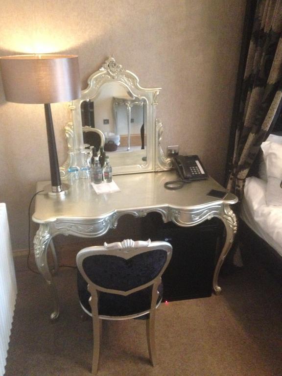 Ennios Boutique Hotel Southampton Rum bild A dressing table