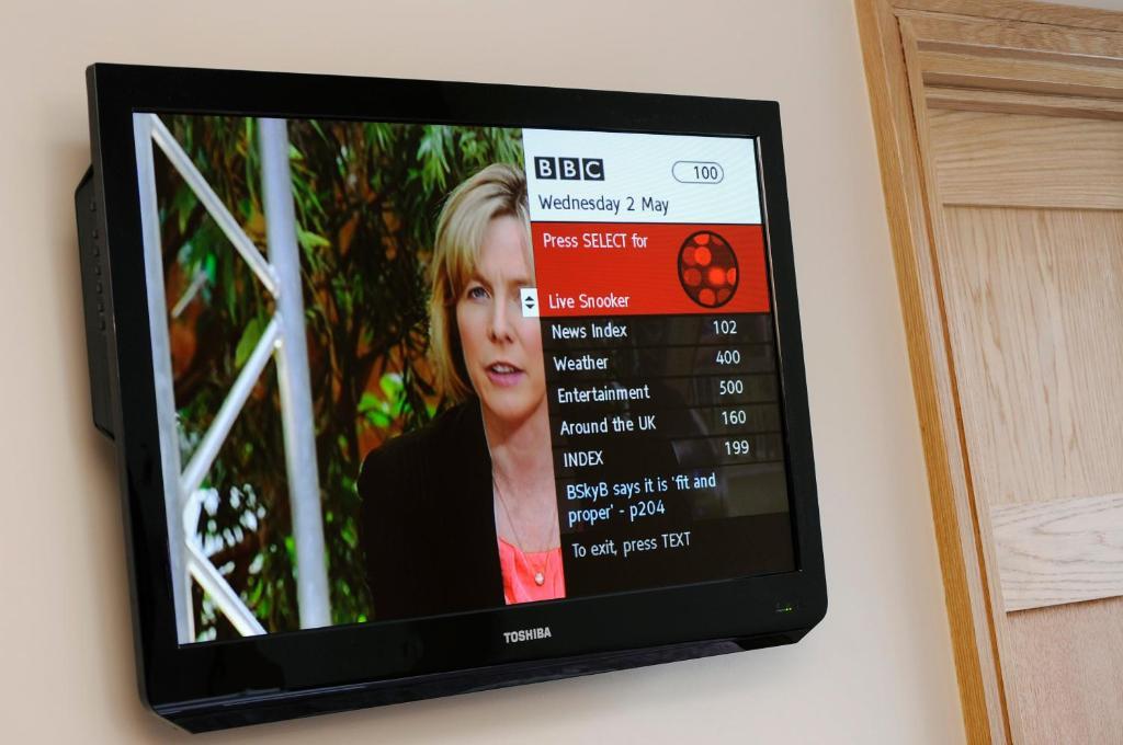 Ennios Boutique Hotel Southampton Exteriör bild A Toshiba TV with Freeview