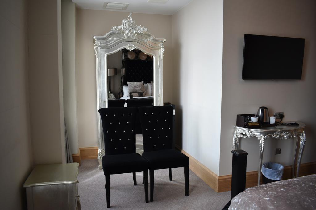 Ennios Boutique Hotel Southampton Exteriör bild A bedroom at the hotel